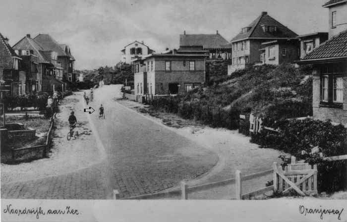 Hanneman op zijn eerste driewieler. Oranjeweg Noordwijk aan zee